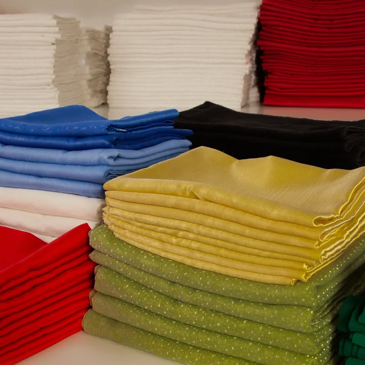 Linge de maison plié sur les étagères de l’atelier